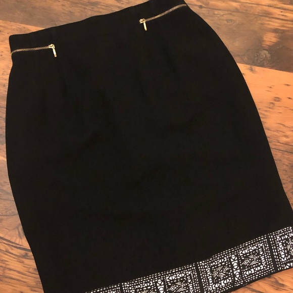 Black pencil skirt with geometric pattern - Picture 1 of 6